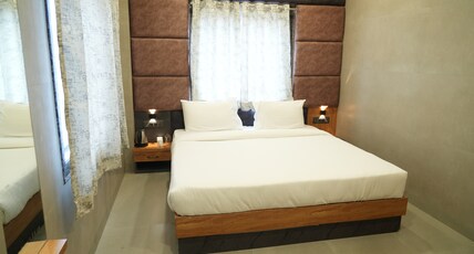 Hotel Maa Vindhyachal Dham-walking distance from Prem Mandir Room Type - Deluxe Room