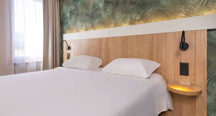 ibis Brussels Waterloo Room Type - Triple Room with 1 double bed and 1 single bed or 3 single beds ibis Brussels Waterloo Room Type - Triple Room with 1 double bed and 1 single bed or 3 single beds