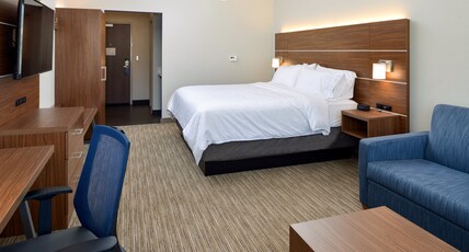 Holiday Inn Express & Suites Elko, an IHG Hotel Room Type - 1 King Bd Suite Comm Access Tub Sofa Bed