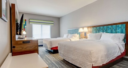 Hampton Inn & Suites by Hilton Cincinnati Midtown Rookwood Room Type - 2QN ACCESSIBLE TUB