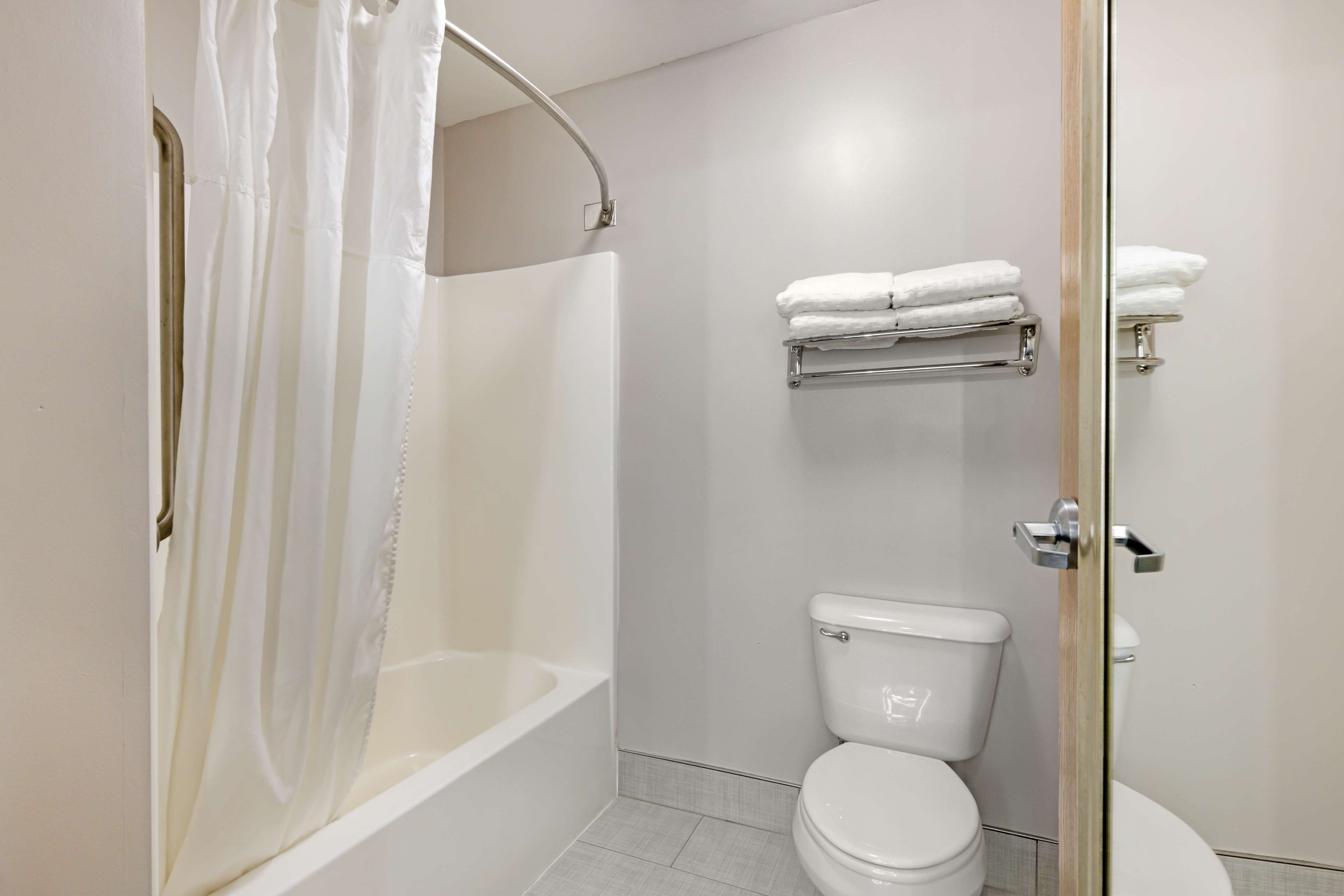 Best Western Plus Albert Lea I-90/I-35 Hotel - Tap to explore photos