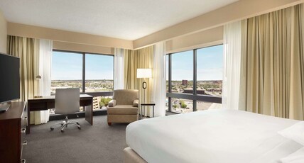 DoubleTree by Hilton Orlando Downtown Room Type - 1 KING CORNER ROOM