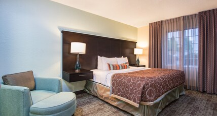 Staybridge Suites ALLENTOWN WEST, an IHG hotel Room Type - 1 Qn Bed 1 Bdrm Ste Comm Mob Access Tub