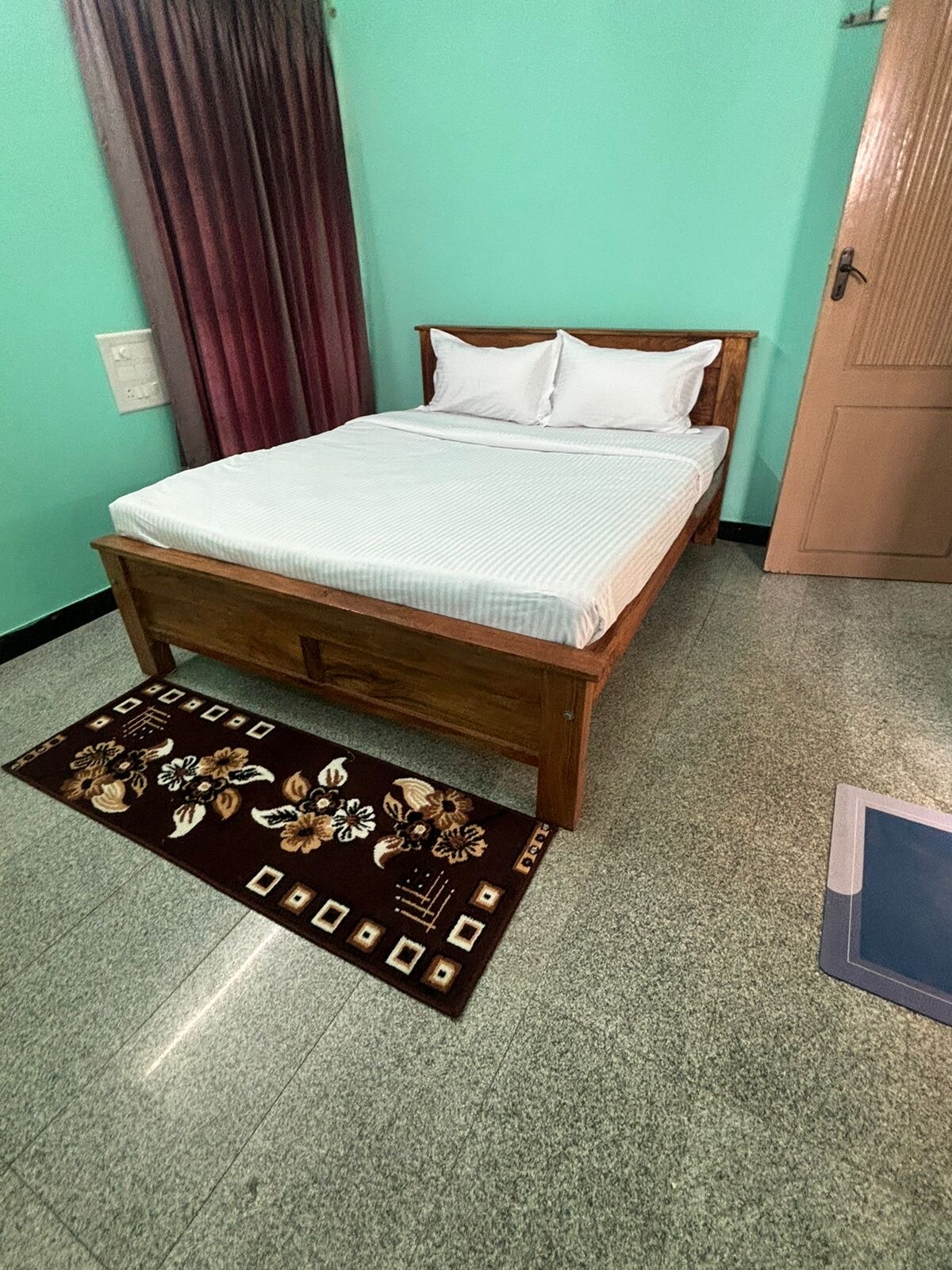 Formula 1 Homestay - Tap to explore photos