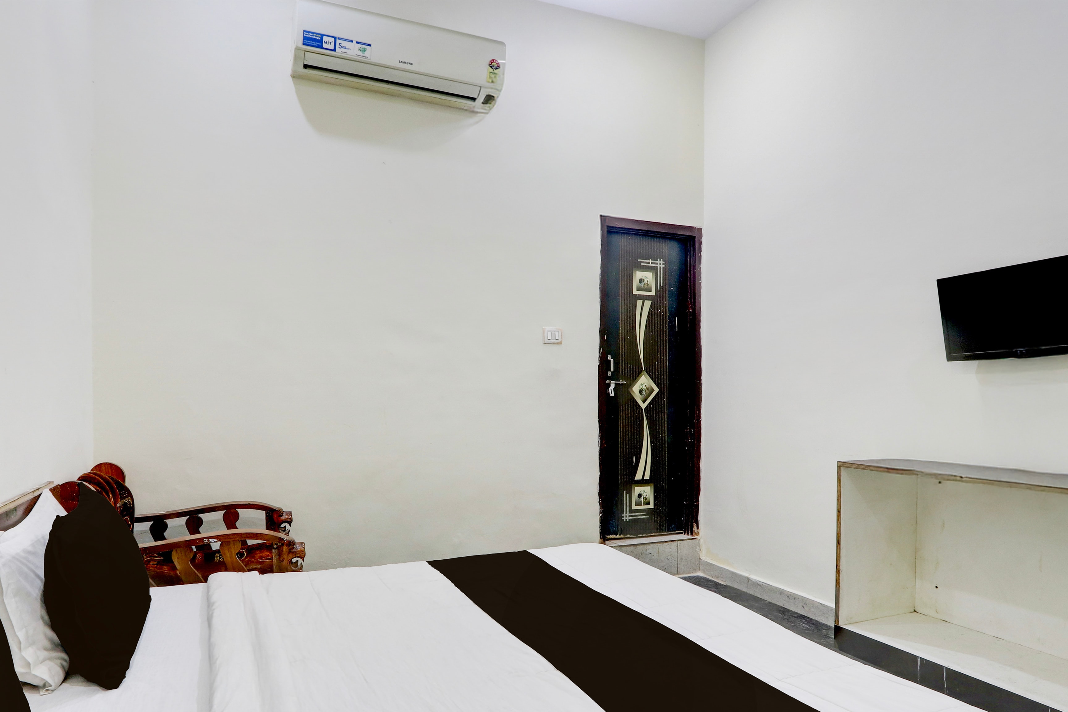 HOTEL O CROWN INN Asharam Chowk - Tap to explore photos
