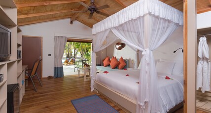 Meeru Island Resort & Spa Room Type - Jacuzzi Beach Villa