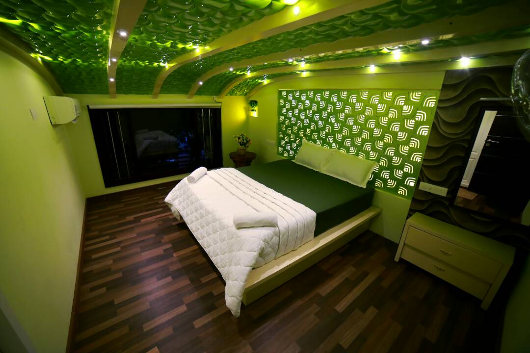 ECO Houseboat - Tap to explore photos