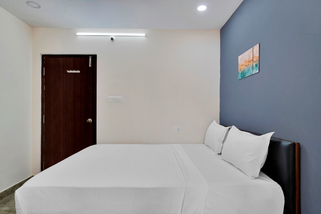 iROOMZ Hotel Ikon Stay - Tap to explore photos
