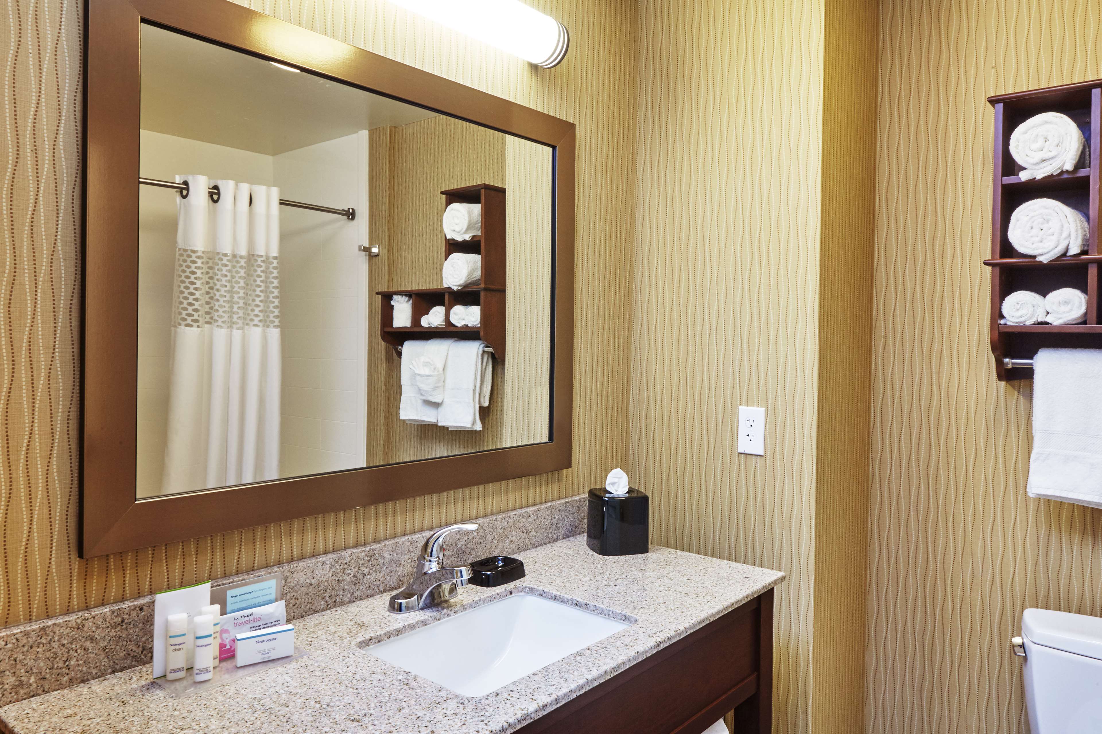Hampton Inn & Suites by Hilton Milwaukee/Franklin - Tap to explore photos