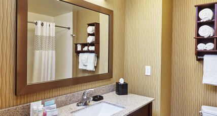 Hampton Inn & Suites by Hilton Milwaukee/Franklin Room Type - 2 QNS MICROWV FRIDGE NS
