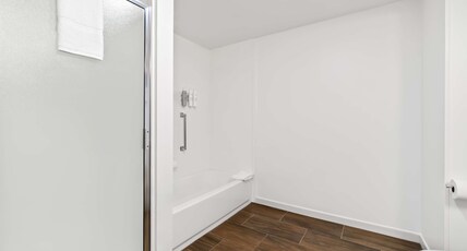 Hampton Inn by Hilton Jonesboro Room Type - 1K W STAND UP SHWR-TUB NS