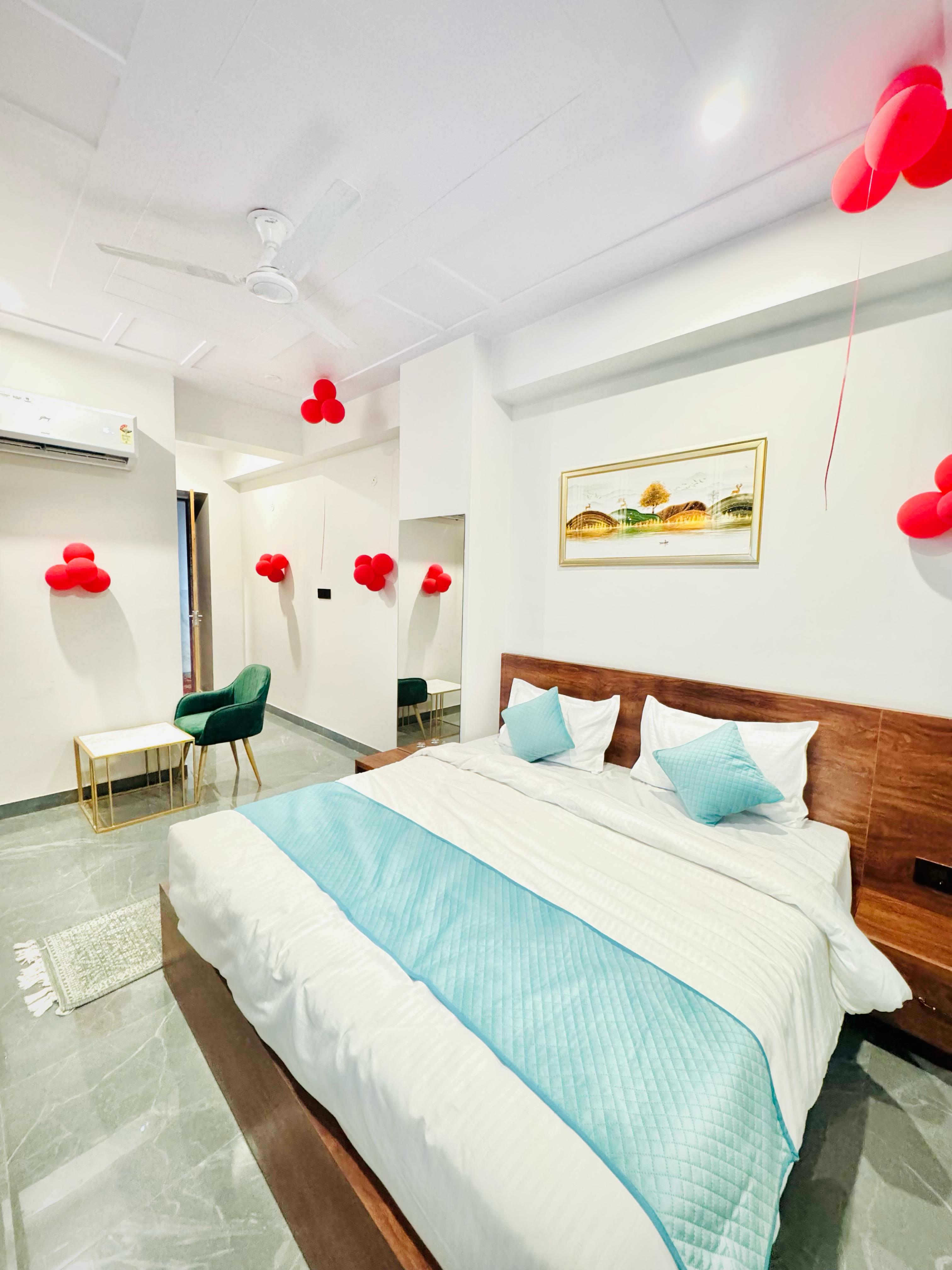 Hotel Aana Inn Prime | Rooftop Pool - Tap to explore photos