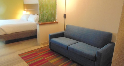 Holiday Inn Express & Suites Wapakoneta, an IHG Hotel Room Type - 1 King Suite Sofa Bed