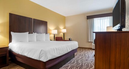 Best Western Plus Oak Mountain Inn Room Type - Accessible - 1 King, Mobility Accessible, Bathtub, Non-Smoking, Full Breakfast Best Western Plus Oak Mountain Inn Room Type - Accessible - 1 King, Mobility Accessible, Bathtub, Non-Smoking, Full Breakfast