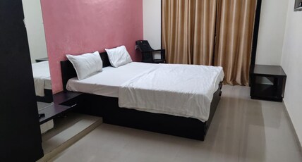 Vraj Hotel Room Type - Deluxe Ac Room