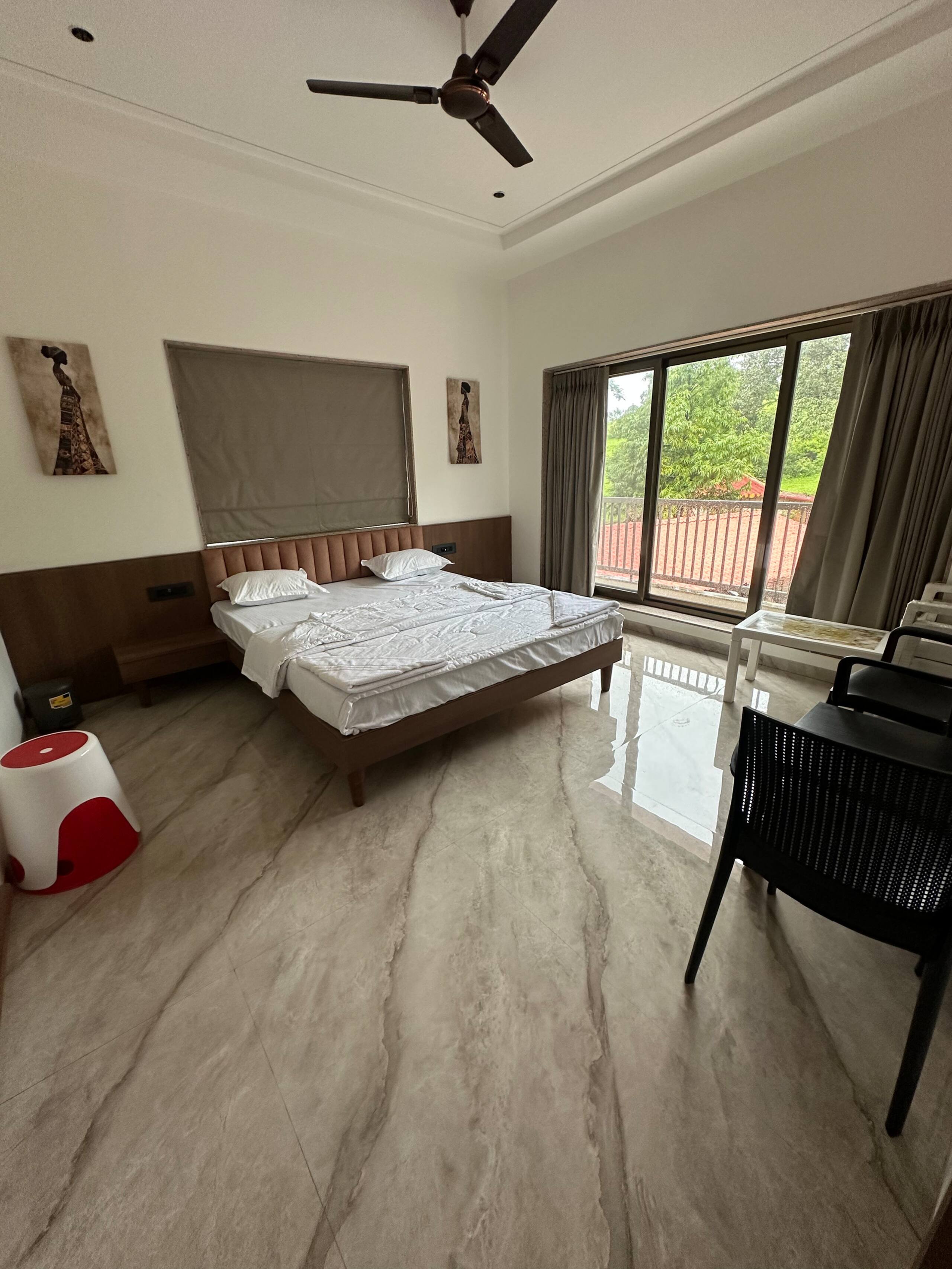 Mountlyf Scenic Lavish 3 Bedroom Living - Tap to explore photos