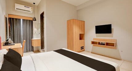 Super Townhouse Nagthane Satara Formerly Matoshree Palace Room Type - Deluxe