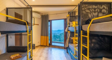 The Hosteller Kasauli Room Type - Bed in 6 Bed Mixed Dormitory with Balcony and Valley View