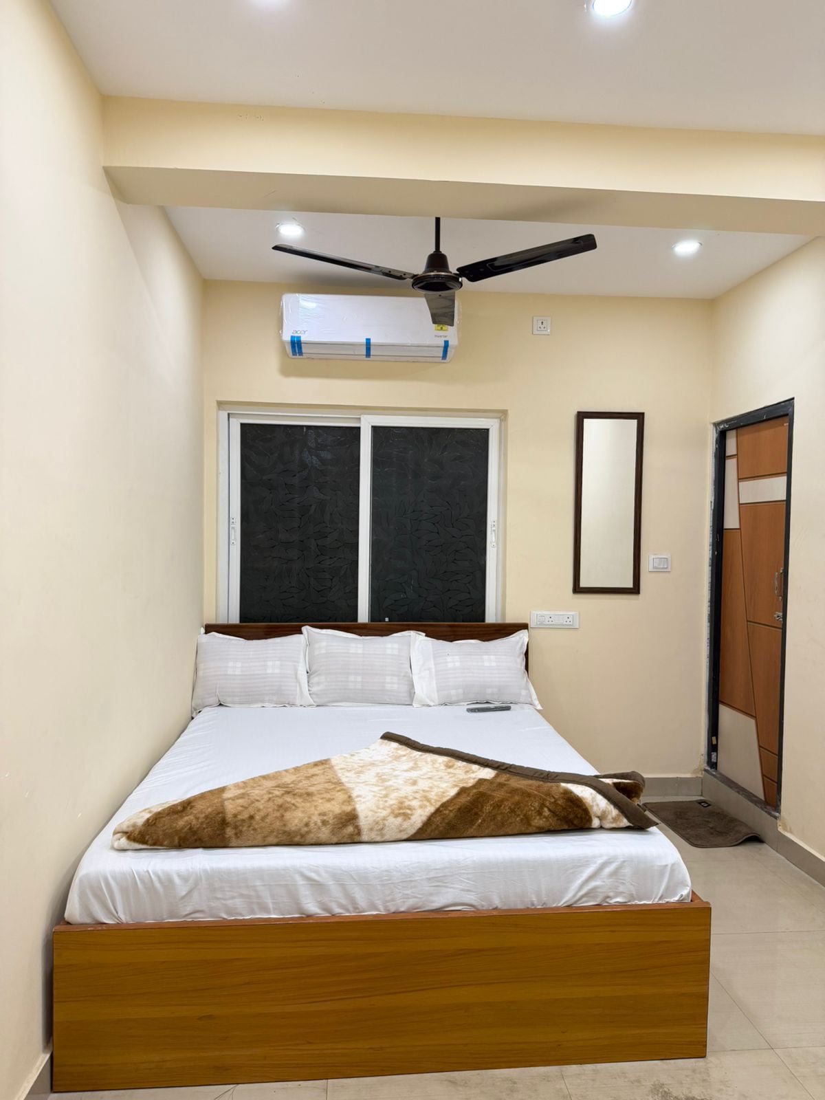 Comfort Guest House (1 min from Howrah Maidan Metro Station) - Tap to explore photos
