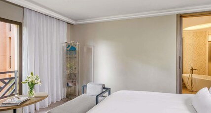 M Room Type - Deluxe Room, 1 King-size bed