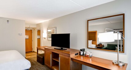 Hampton Inn Albany-Wolf Road Room Type - 1K W FRIDGE-MICROWV NS