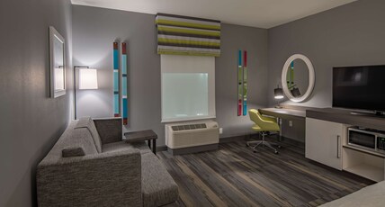 Hampton Inn and Suites Dallas/Plano Central Room Type - KING W SOFA FRIDGE MICROWV