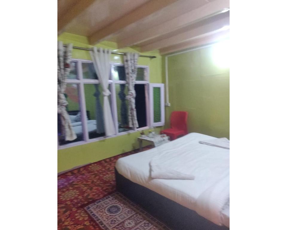 Sohail Homestay Pahalgam - Tap to explore photos