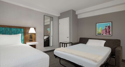 Hampton Inn & Suites by Hilton Toronto Downtown Room Type - 1 KING BED RM WITH SOFABED