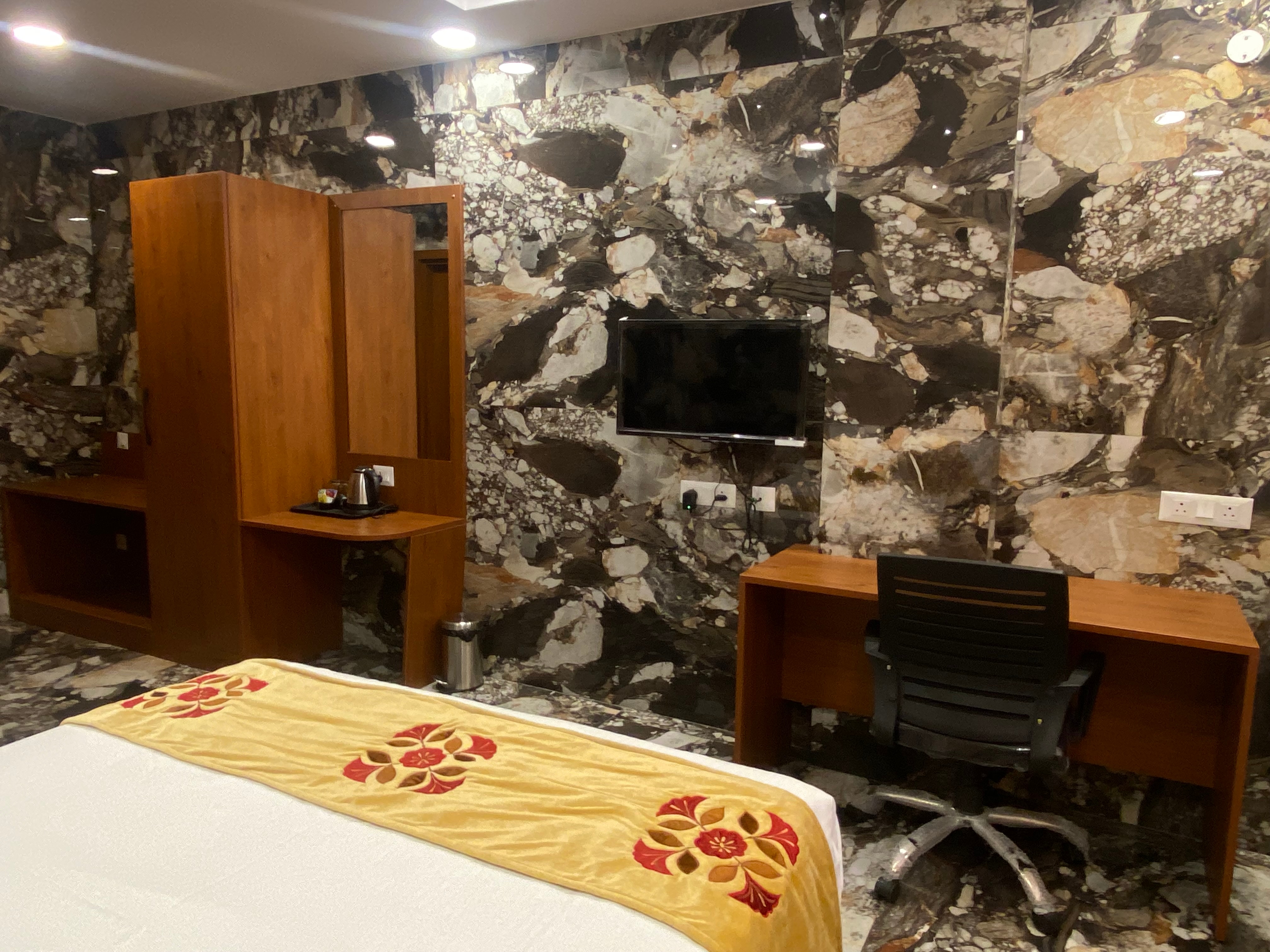 Hotel Sri Pranams Royal Grand - Tap to explore photos