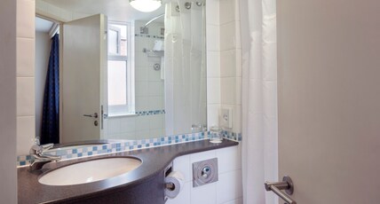 Holiday Inn BASINGSTOKE Room Type - 1 Queen Bed Standard