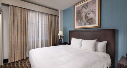Inn at the Colonnade Baltimore - a DoubleTree by Hilton Room Type - 1 KG ACC RI SHWR NO SMOK