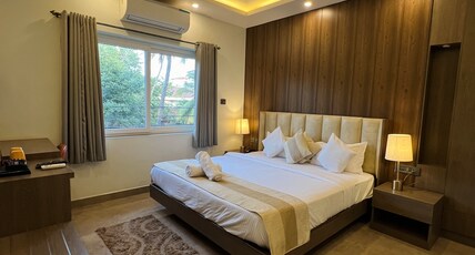 Solaraa Inn Room Type - Deluxe Room with Lakeview Solaraa Inn Room Type - Deluxe Room with Lakeview