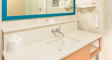 Hampton Inn & Suites by Hilton St. Augustine-Vilano Beach Room Type - 1 KING BED- PATIO