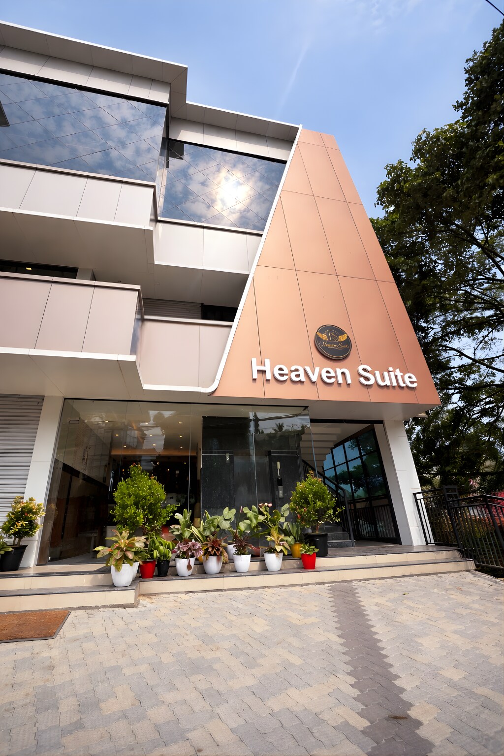 Heaven Suite - Tap to explore photos