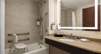 Crowne Plaza Edison, an IHG Hotel Room Type - 1 King Standard Mobility Accessible Roll Shower