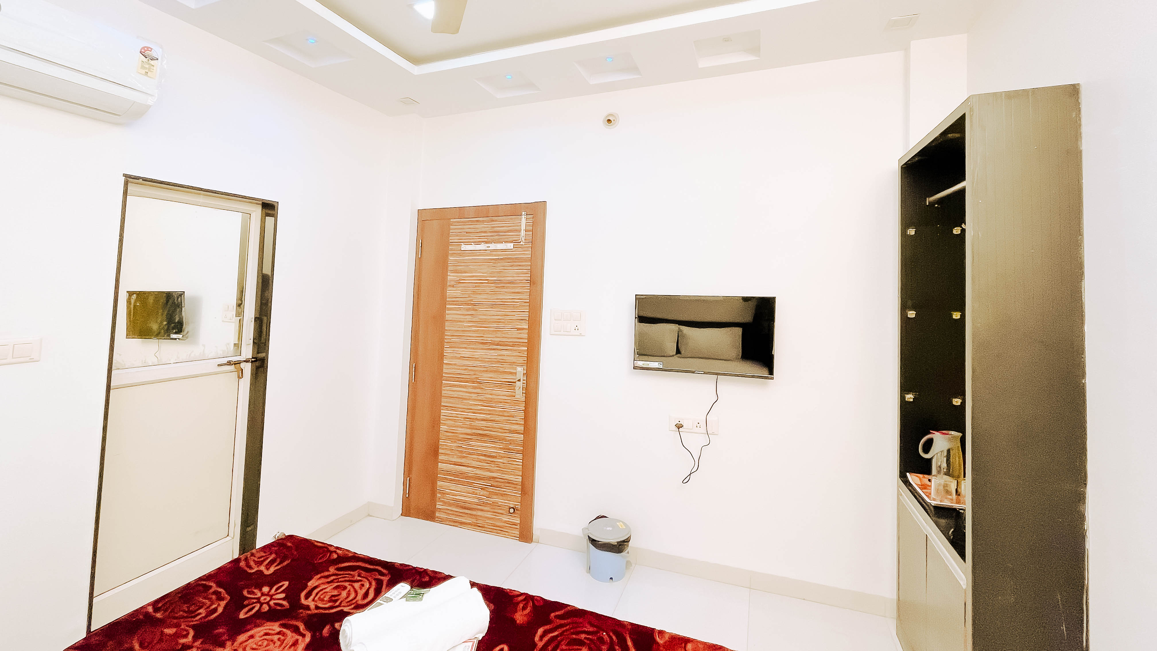 Hotel Olive Inn - Tap to explore photos