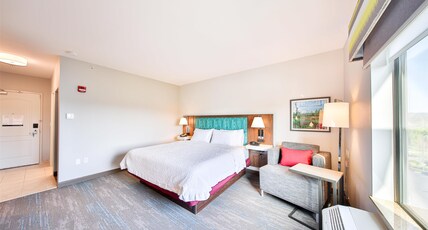 Hampton Inn & Suites by Hilton  Room Type - 1 KING BED NONSMOKING