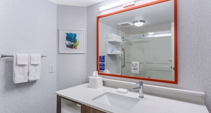 Hampton Inn by Hilton Sioux Falls Room Type - 2 QNS STUDY SOFABED NOSMOK
