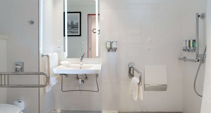 Hampton by Hilton Budapest City Centre Room Type - QUEEN ACCESSIBLE ROOM