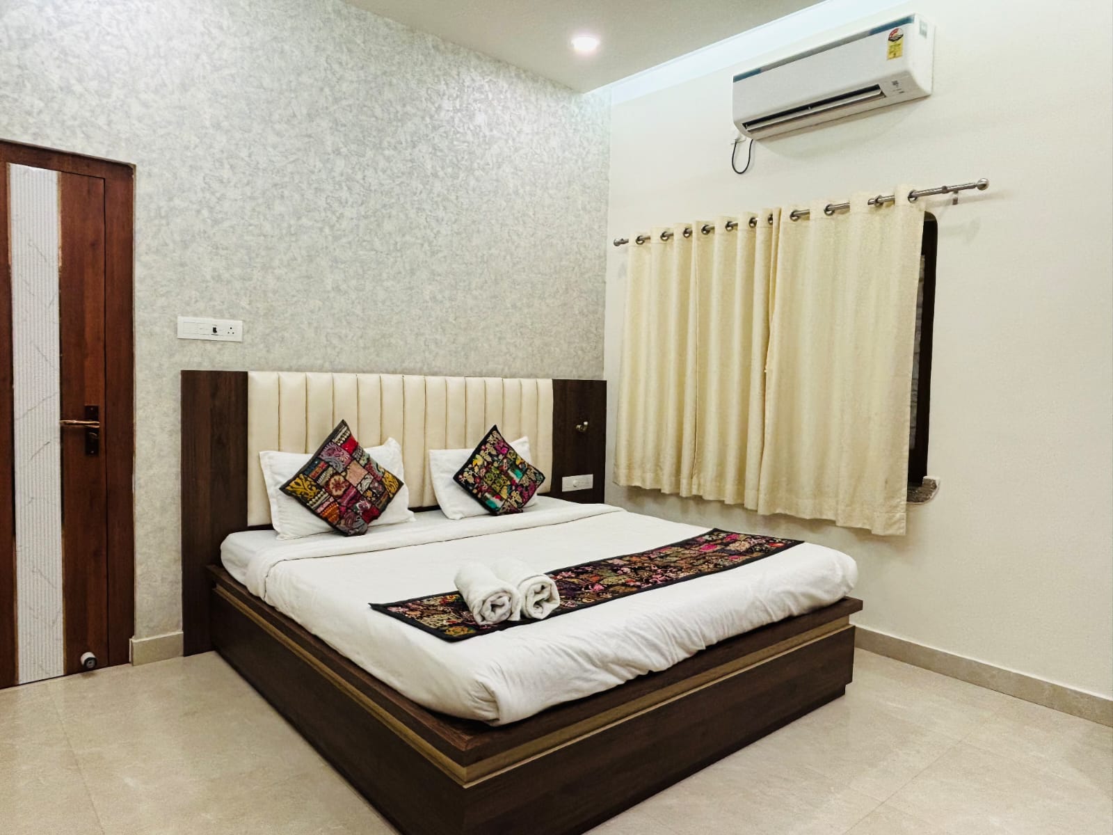 Raj Villa Homestay - Tap to explore photos