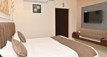 HOTEL MADHAV RESIDENCY Room Type - Deluxe Room