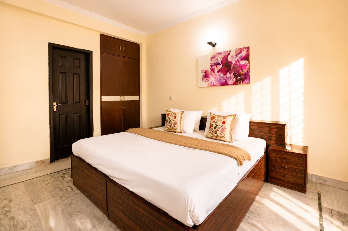 Mayfield Manor by RedOlive|4BHK|Nr Medanta|20min Cyber City - Tap to explore photos