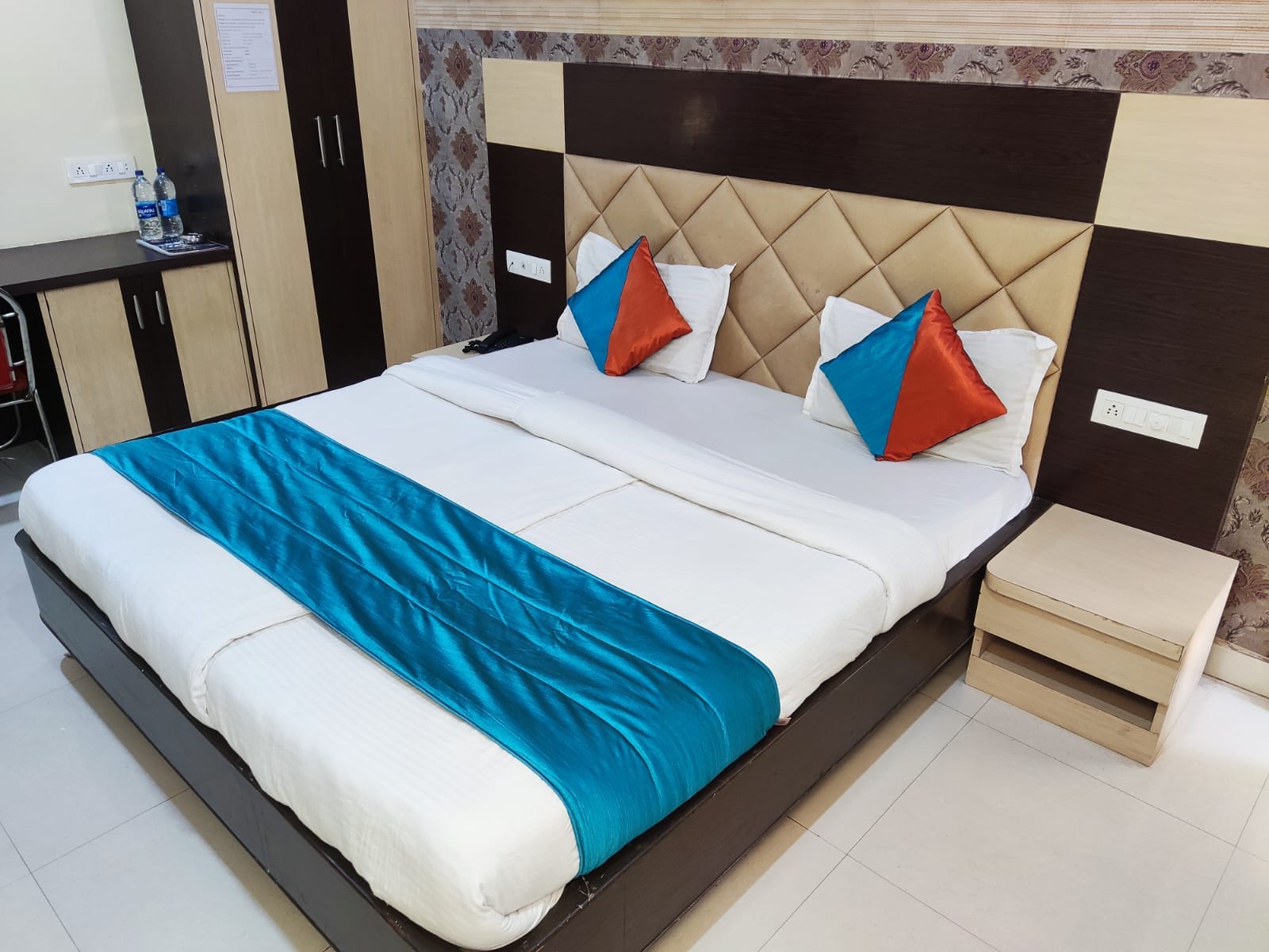Hotel Travora Suites - LalQila - Tap to explore photos