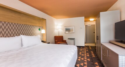Holiday Inn BOONE - UNIVERSITY AREA Room Type - 1 King Premium Comm Accessible Roll Shwr