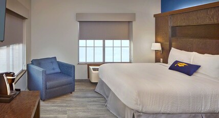 Scholar Morgantown, Tapestry Collection by Hilton Room Type - 1 KING CORNER JUNIOR SUITE