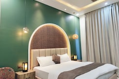 Cozycostays | Top Floor | Omaxe Hazratganj |