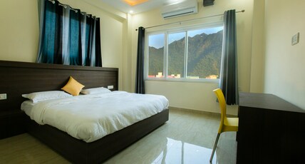 Back Stayz Hostel Room Type - Superior Double bed Private Ensuite