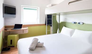 ibis budget Manchester Salford Quays Room Type - Standard Room with 1 double bed and a bunk bed - Maximum 3 guests ibis budget Manchester Salford Quays Room Type - Standard Room with 1 double bed and a bunk bed - Maximum 3 guests
