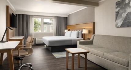 DoubleTree by Hilton Providence Airport Warwick Room Type - 1 KING BED JUNIOR SUITE