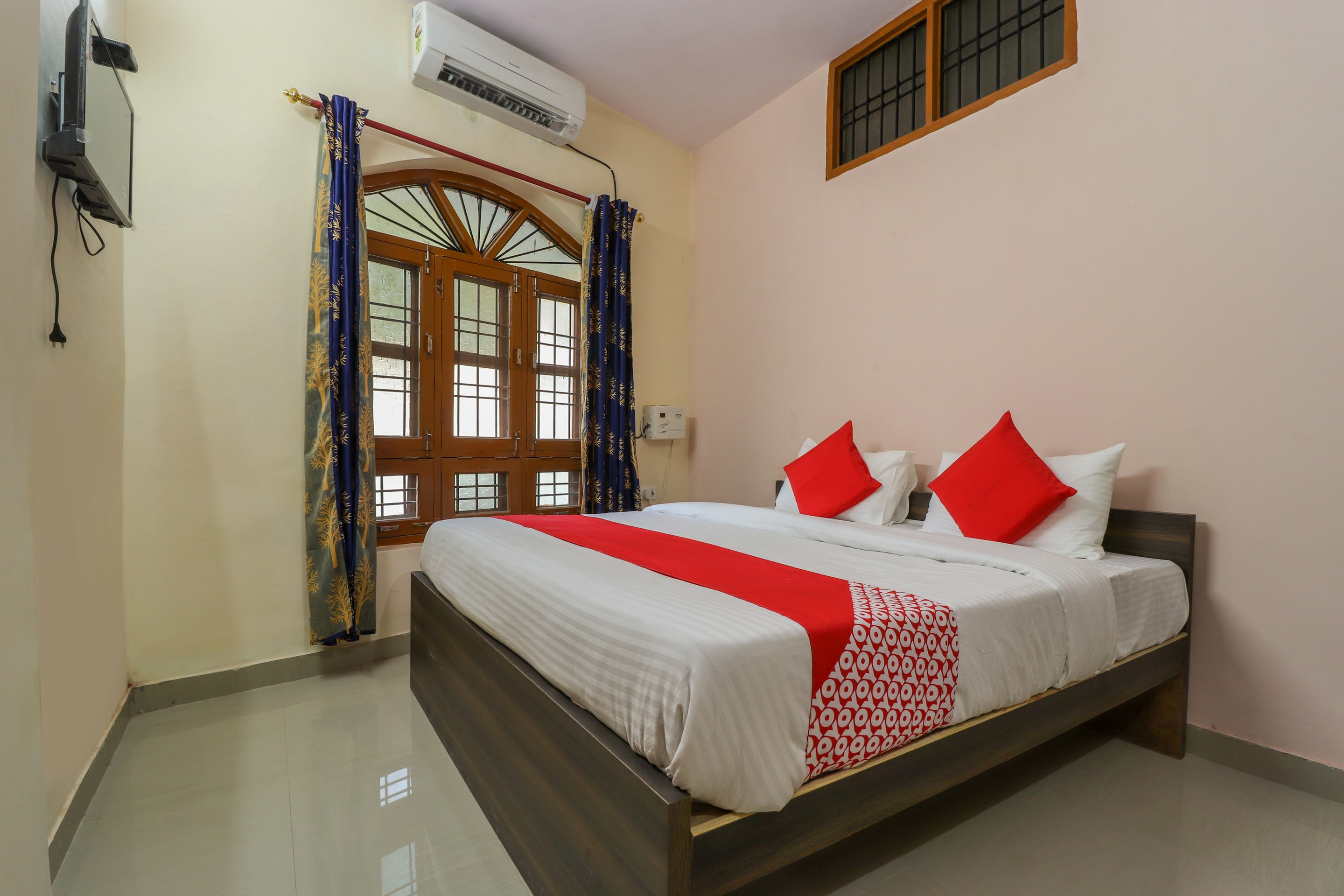 Hotel O Devine - Tap to explore photos